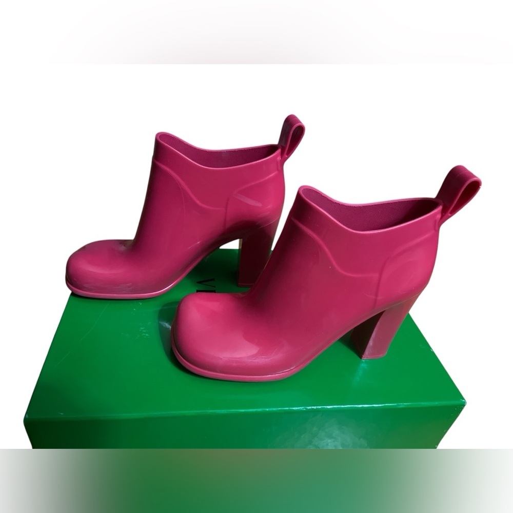 Bottega Veneta women’s pink rubber lollipop booties size 38